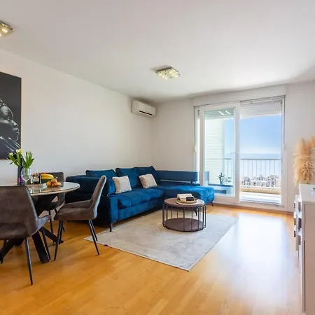 La Vista Apartment Split